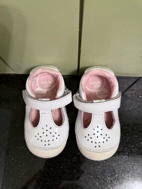 Stride Rite Baby Girls Mary Jane Shoes – Size 5 – Used